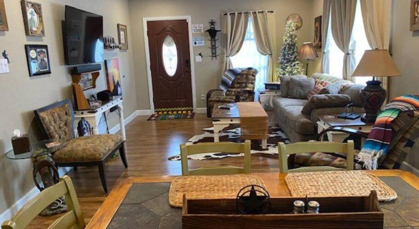 StockYards!-1 block away ! Cowboy Cottage sleeps 9