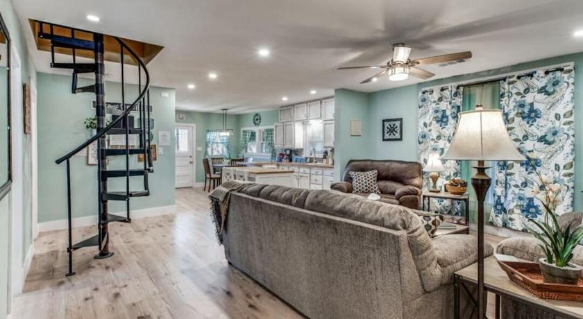 Stockyards! Less than 3 mins-Sleeps 8 -Gable House