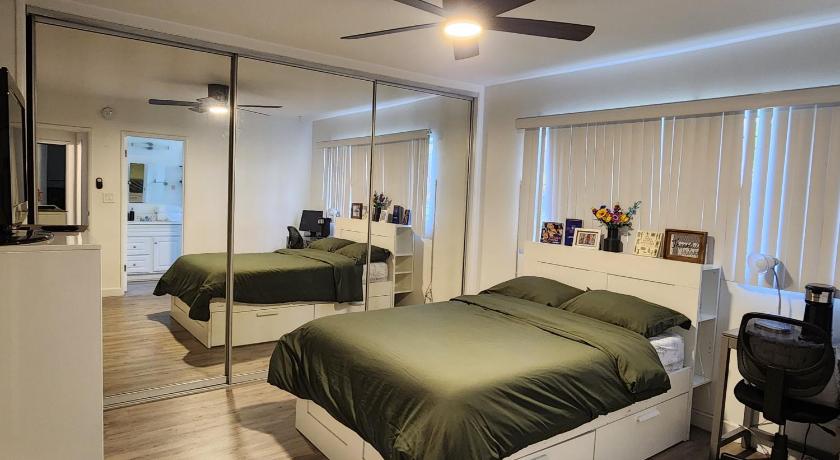 Cozy Private Room & Bath Central Location LA