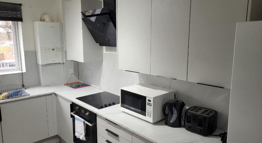 RentUnique Nimrod House 2 bed ample parking
