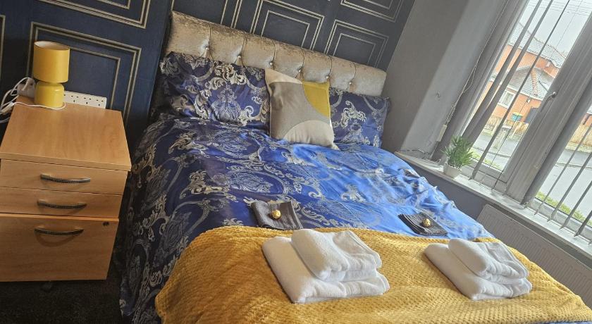 Aldwych house, For Holidays, Contractors & Relocation, Free Parking & Wi-Fi