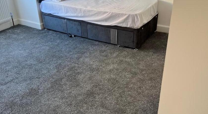 ENSUITE ROOM AT HAYES