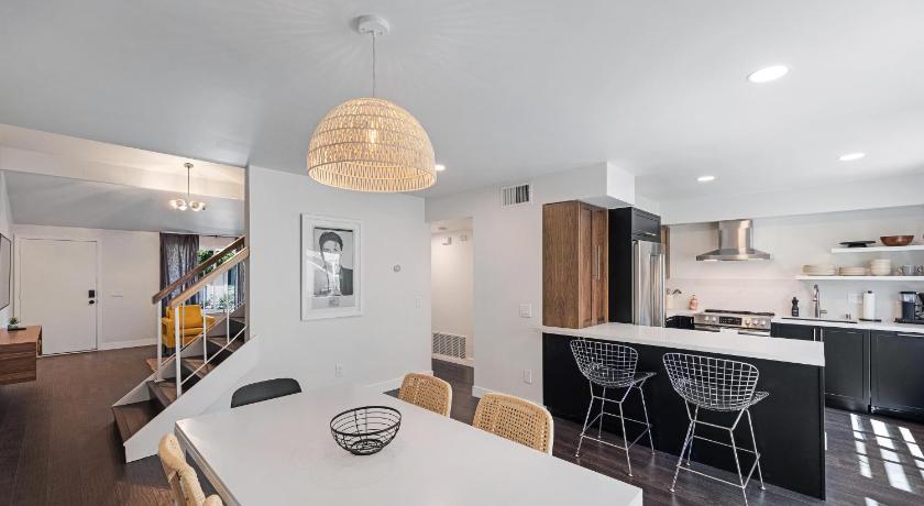 \\Golf and Couples Oasis// Midcentury w/6 Pools Hot Tub