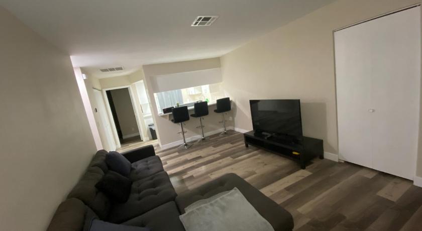 Private room. 5 mins from Freemont. 10 mins from strip