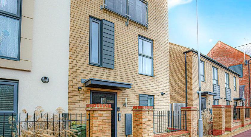 Alpha Properties 1 - Luxury One Bedroom within a Shared Four Bedroom House with Free Parking, Fast W
