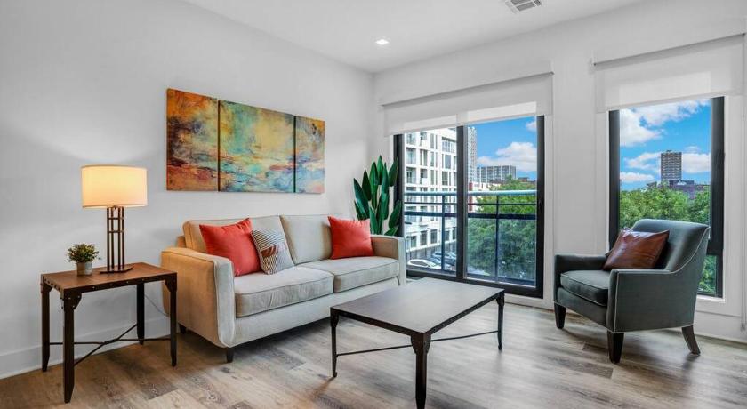 Flamboyant 1BR Near EWR w/ Gym