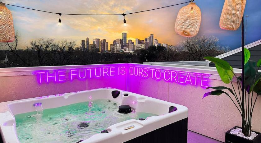 Paradise Palace Best Rooftop in HTX w Hot Tub