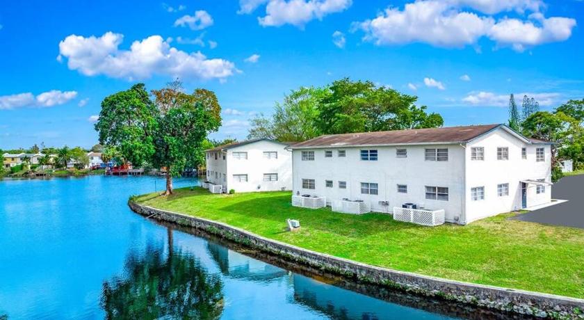 Stylish - Water View Condo - Palm Wave Says