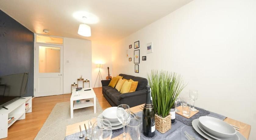 London Oasis Flat with High-Speed Broadband and Free Parking