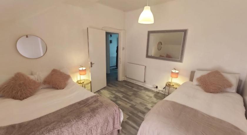 1 Bedroom Flat w/ 2 beds