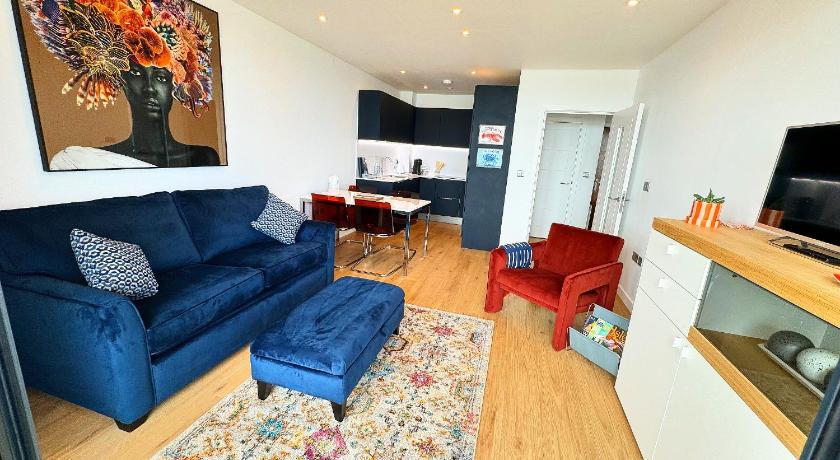 Stunning Beach Front Apartment with Sea views, FREE Parking & Balcony