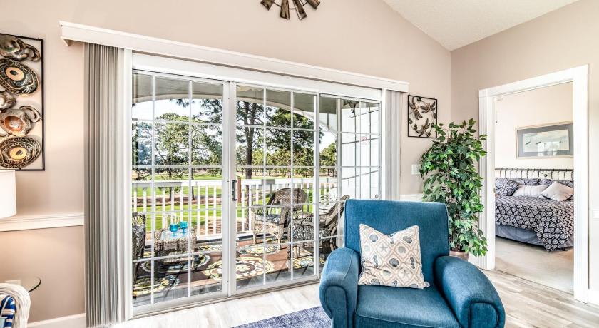 Third Floor 2 Bedroom Condo-Golf Course Views! Magnolia Place 301 - Sleeps 6 guests!