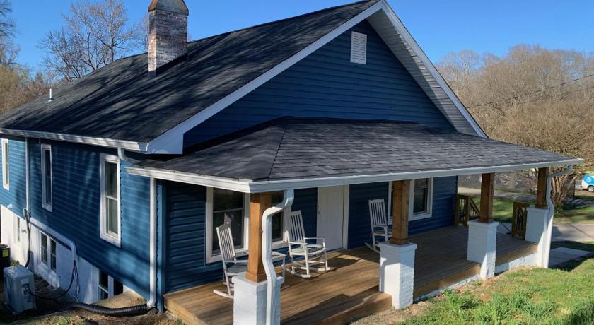 Newly Renovated Lincolnton Downtown Rail Trail Apartment - Walk to Main St