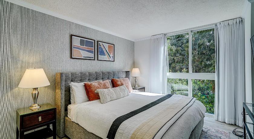 Cute 1 bedroom unit located in Condo Hotel in the heart of Coconut Grove Free Parking
