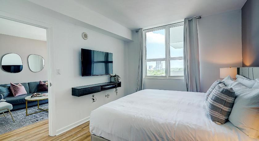 Coconut Grove 1 bedroom condo parking included