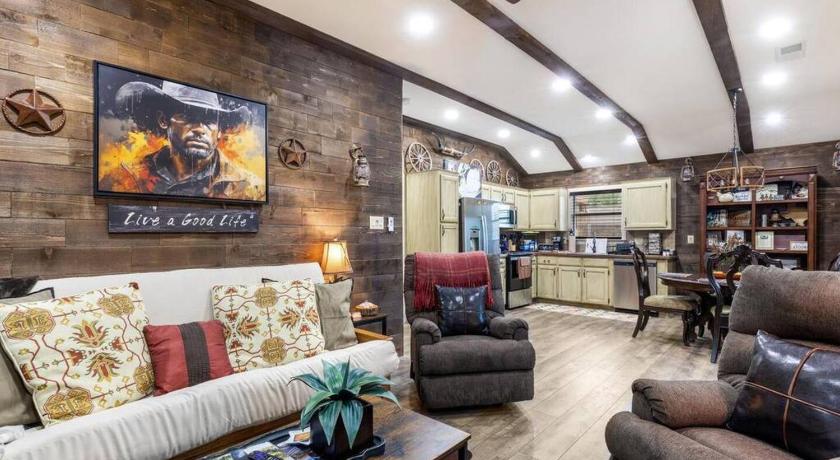 Stockyards 5 mins!-New!-Sleeps 8. Cowboy Bungalow