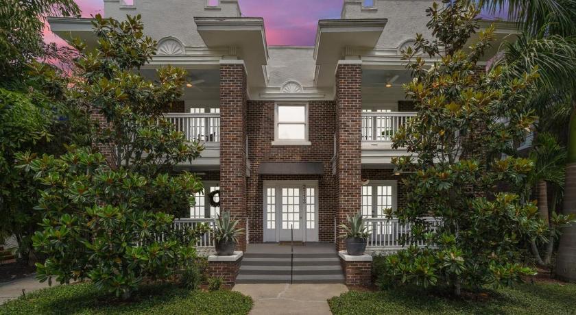 SoHo Siesta Stunning Apt w Private Balcony