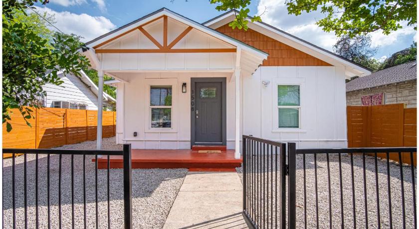 Charming 3BR1BA Close to Vibrant Downtown