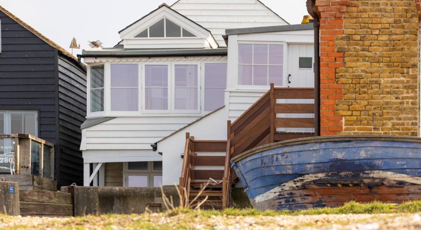 Stag Cottage, Sea wall