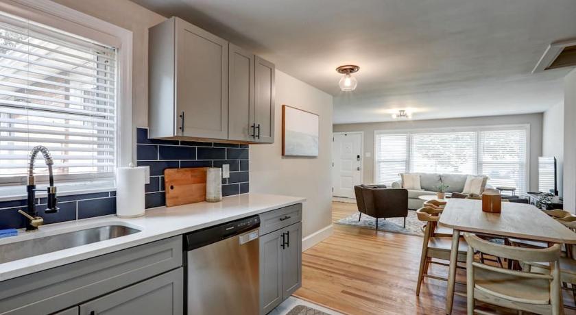 Renovated 2 BR home close to Lancaster attractions