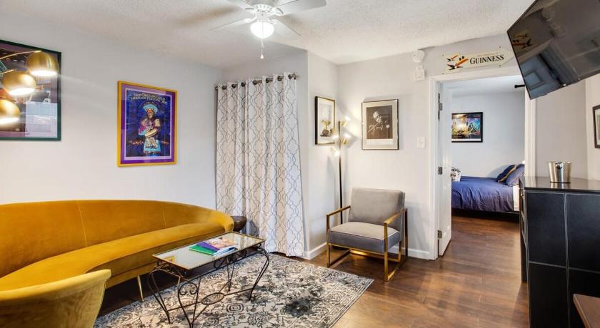 Captivating Conti Hideaway- Mid-City Perfection
