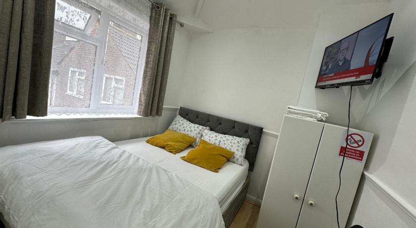 Cosy Smart/Small Double Room in Keedonwood Road Bromley