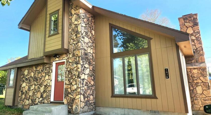 Cozy Cabin in the City plus GYM