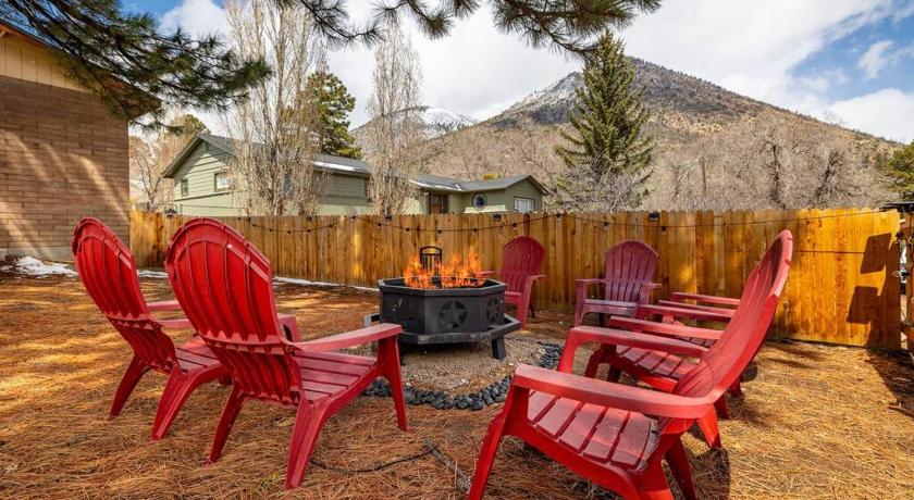 Tranquil Retreat: Luxury Home at Mount Elden's Foothills, Steps from Route 66 and Flagstaff Mall