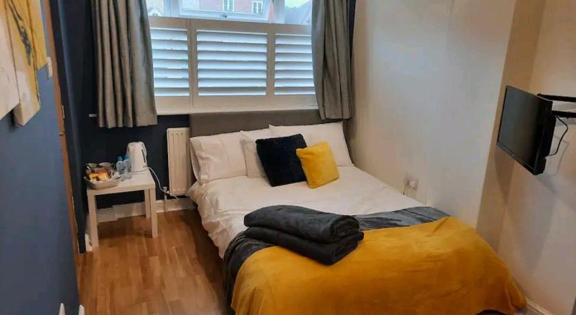 Double Room with ensuite close to silverstone