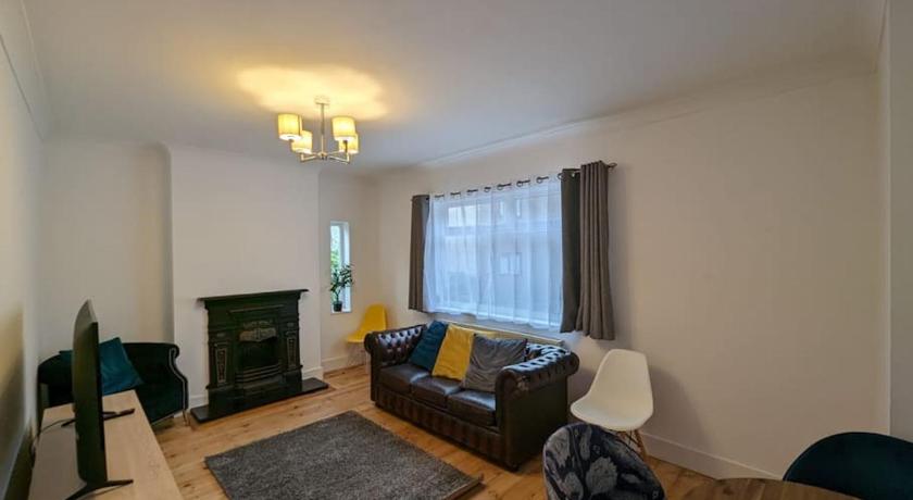 Cozy 2 Beds Brentwood Flat