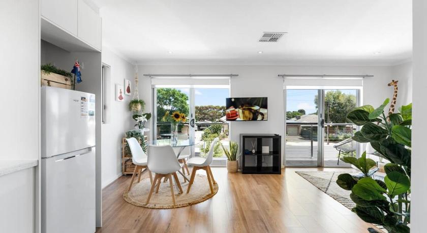 Lovely Renovated 2BR Townhouse WiFi Parking