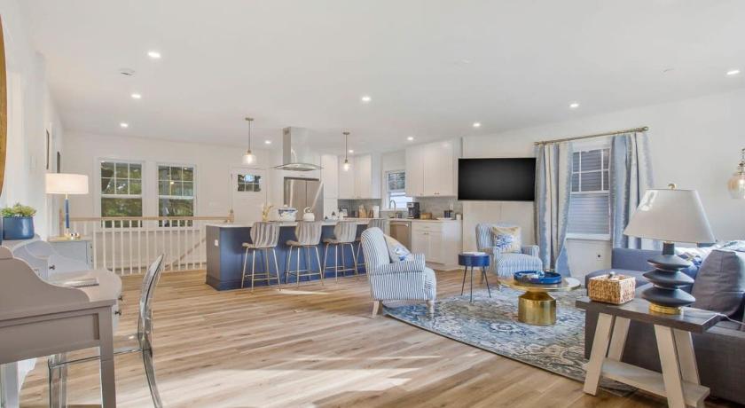 Stylish + fresh bungalow 2 blocks from N-MC Stadium
