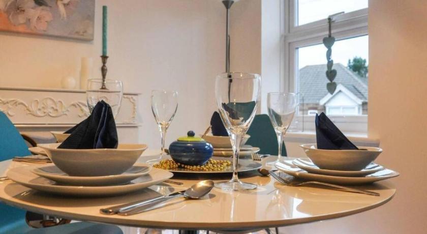 The Sashes - Stylish Apartment - FREE Parking - Ultrafast WIFI - Smart TV - Netflix - sleeps up to 6