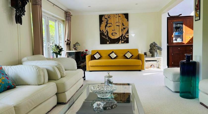 Serene spacious room (double) in gorgeous bungalow on river near Thorpe park and Holloway University