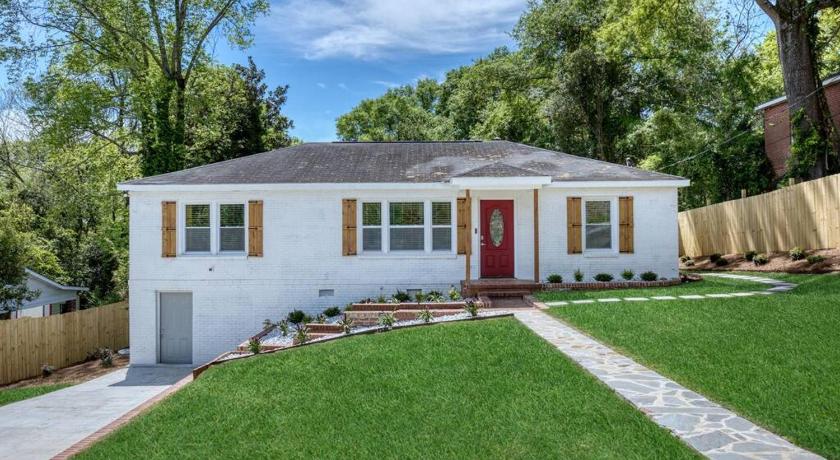 New! Comfy Home with Playground Near Ft Moore!