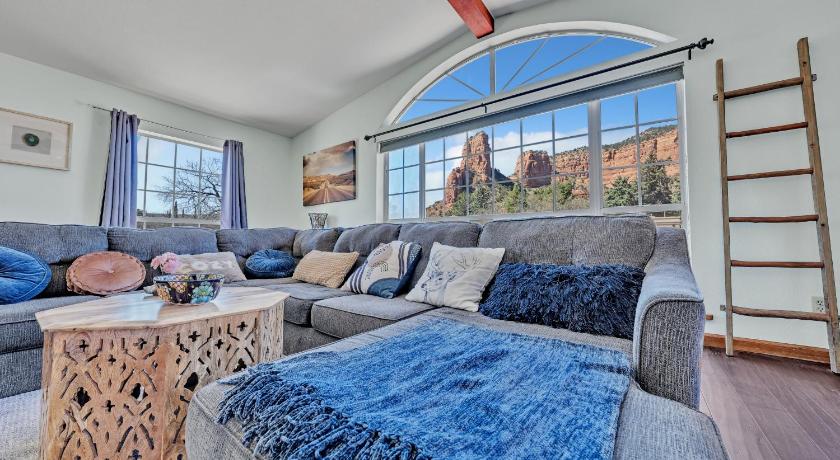 NEW! Huge Game Room, Hikeable, Red Rock View, Fireplace, Ping Pong, Yoga, Golf Course, Pickle Ball!