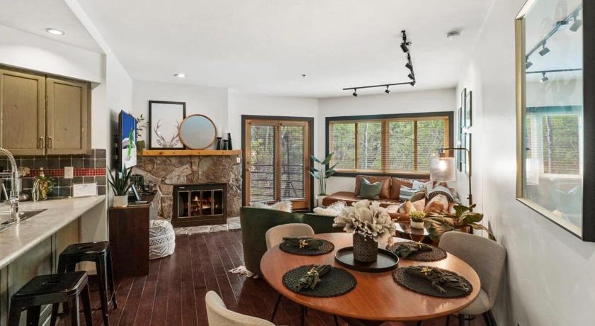 Gorgeous 1BR Steps From Lifts with Private Hot Tub