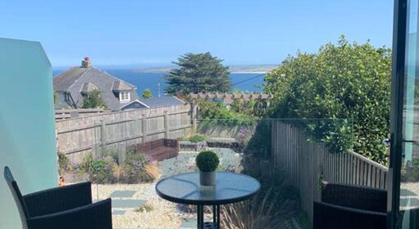 Carbis Daze Ocean Views Studio, SuperKing bed St Ives Carbis Bay