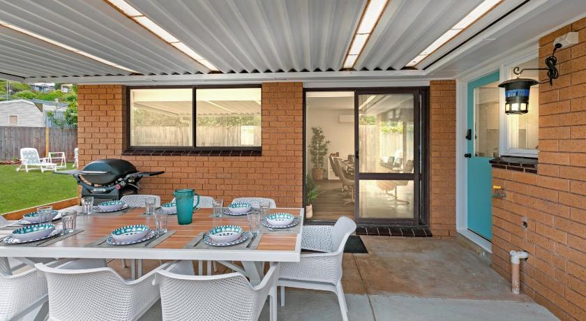 "Julies"-Big fenced yard, nearby beach, Pet friendly