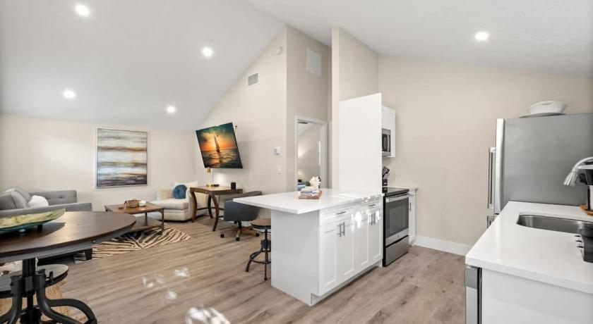 NEW! SoHo Suite, Steps to S Howard Ave