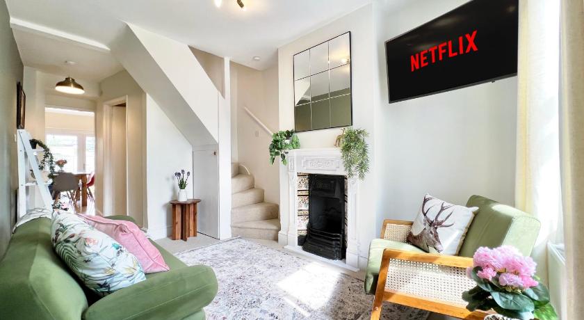 Charming Central Windsor 2 Bed Cottage Free Residents Parking and Private Garden Legoland Ascot Wind