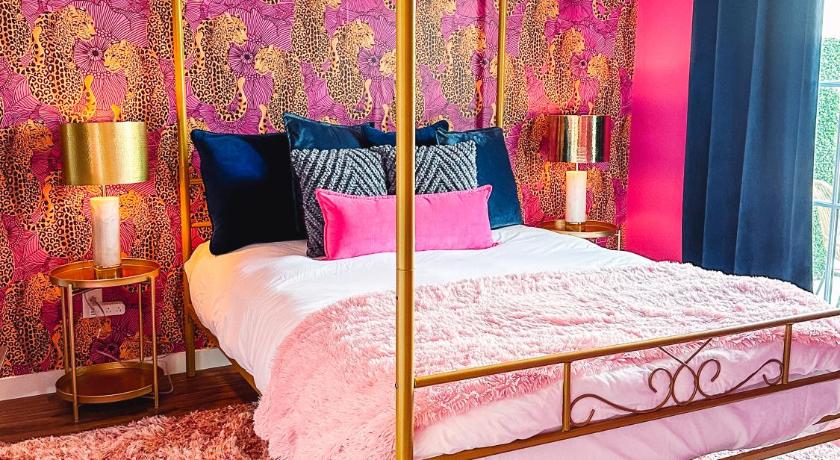 Dolly's Yacht Club - Cozy Retreat Near Broadway