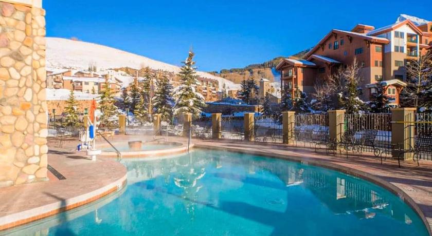 Studio 211 - Perfect Location with Pool and Hot Tub