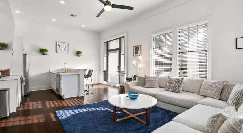 Modern pristine stunning 2BD Garden District Apt