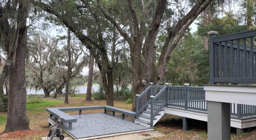 Entire home! Waterfront and Trail-backing!