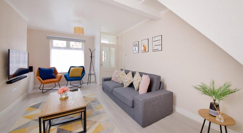 GuestReady Modern 2BR Home by Anfield Stadium