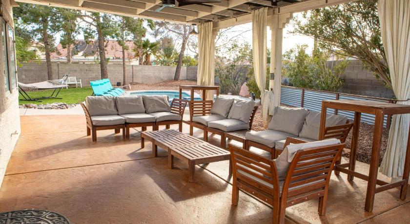 Comfy Expansive Home - Near the Strip - Heated Pool