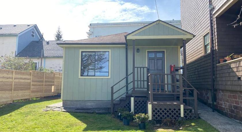 Quaint Downtown Cottage