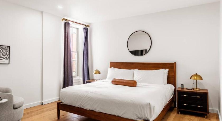 King Bed, Historic DTWN Hotel, Coffee Shop, Room # 202