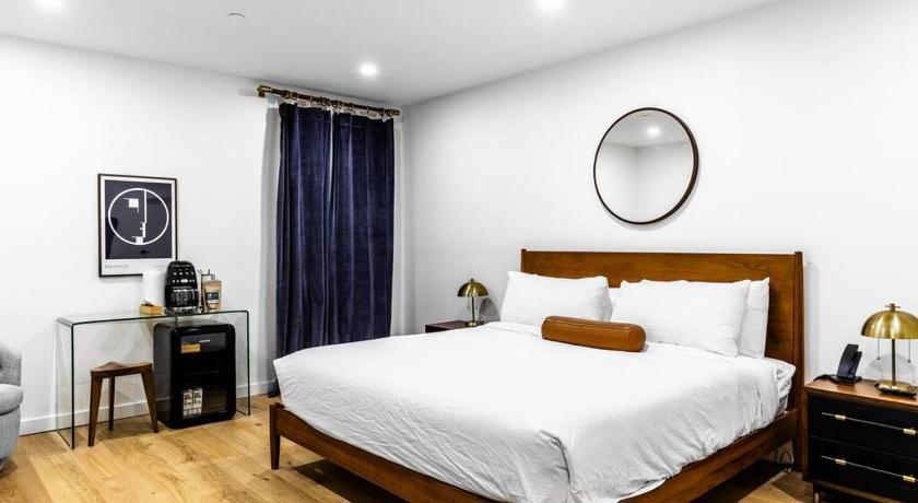 King Bed , DTWN, 50 in Roku TV , Fiber Internet, Room # 203